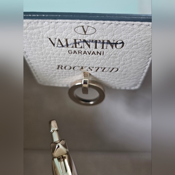 Valentino Garavani Rockstud Small East-West Leather Tote Bag Light Ivory - Picture 8 of 16